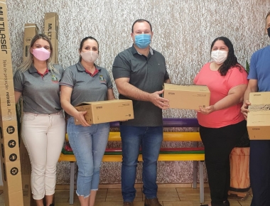 Com recursos do gabinete, Prefeitura realiza repasse de equipamentos de informática para as escolas estaduais